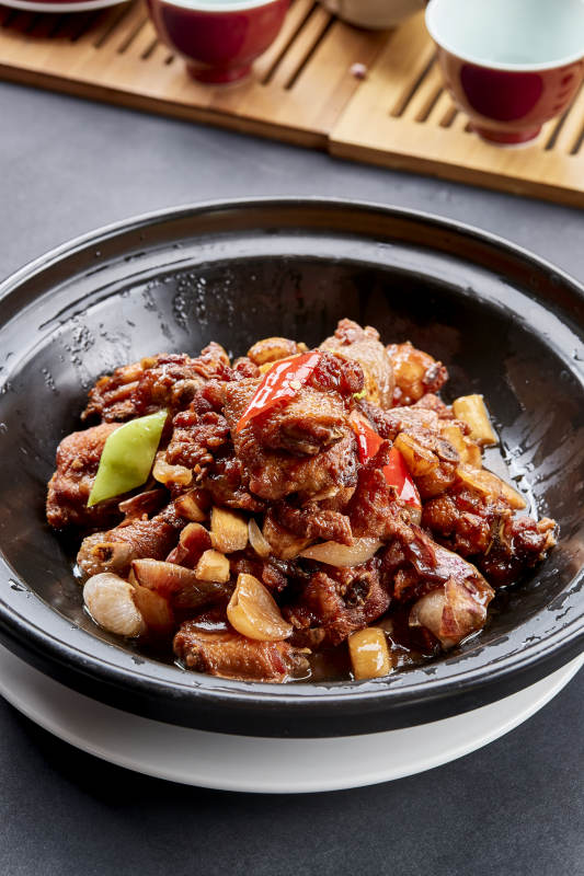 黑色砂锅装的红烧柴鸡煲红焖鸡块