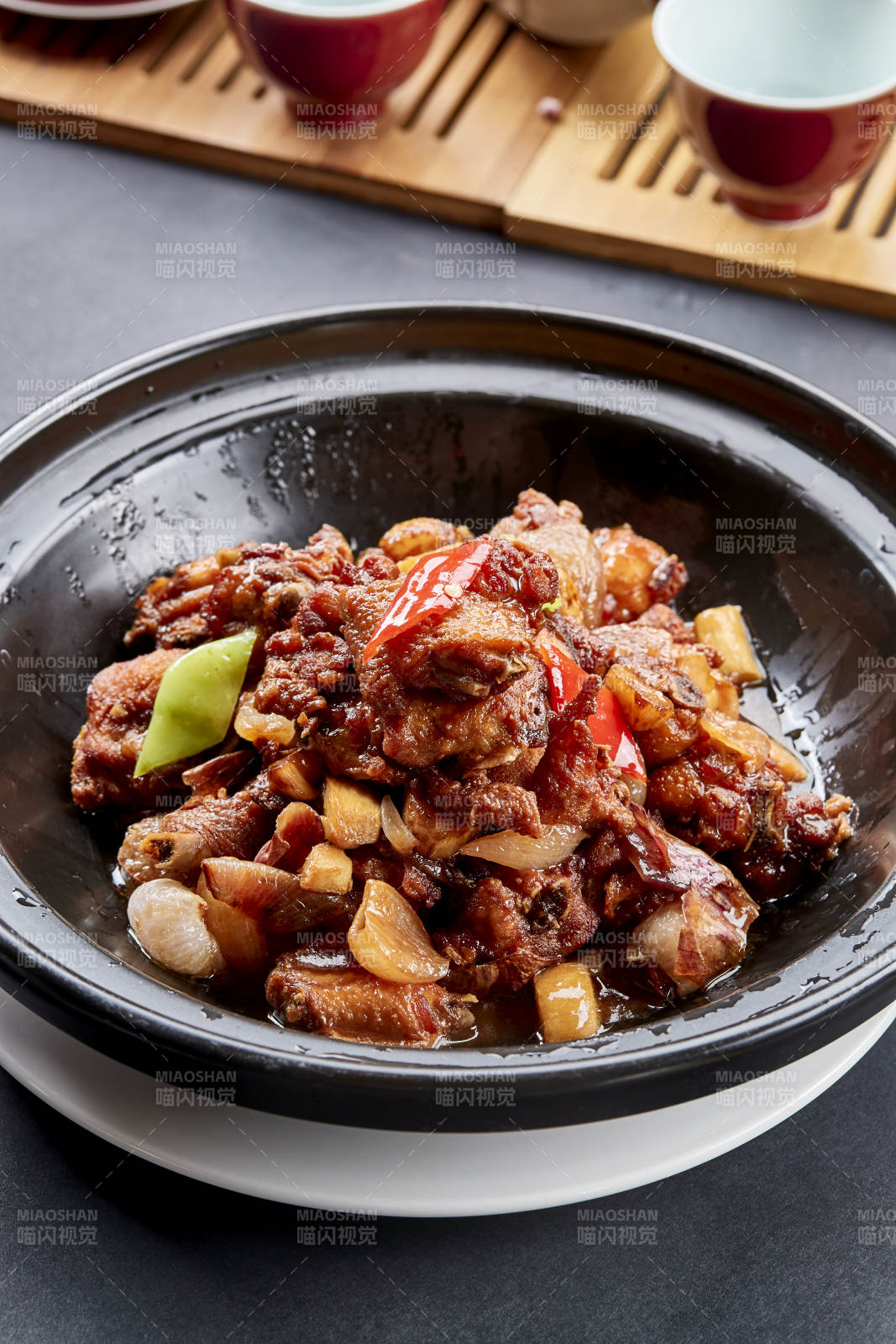 黑色砂锅装的红烧柴鸡煲红焖鸡块