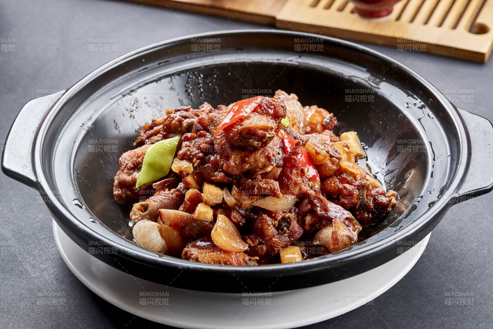 黑色砂锅装的红烧柴鸡煲红焖鸡块