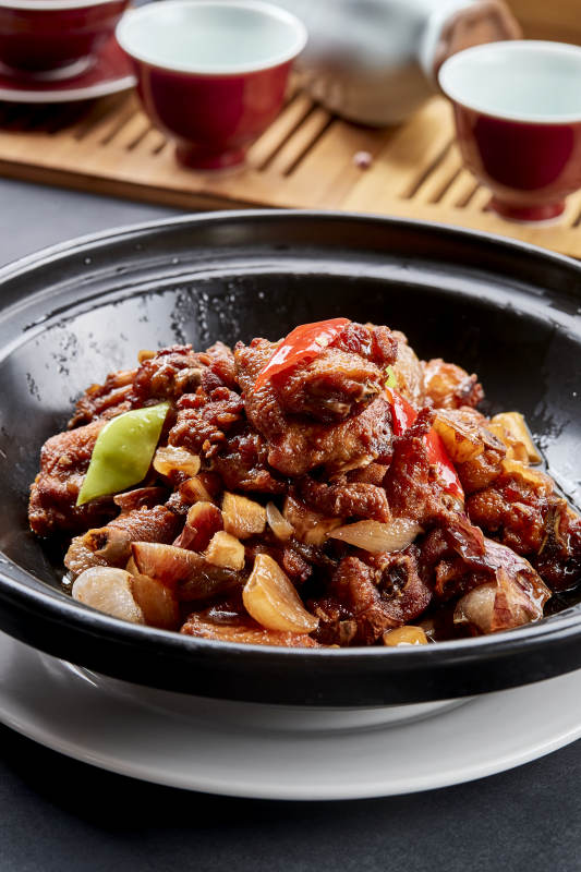 黑色砂锅装的红烧柴鸡煲红焖鸡块