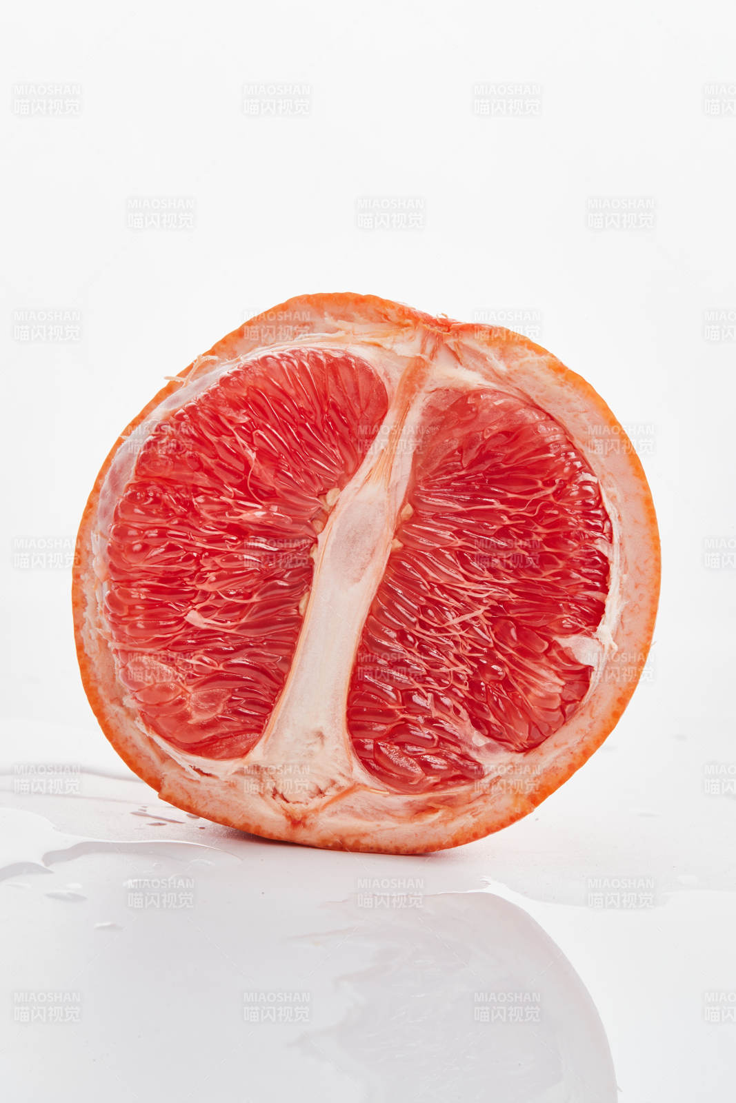 白色背景上摆放的新鲜血橙