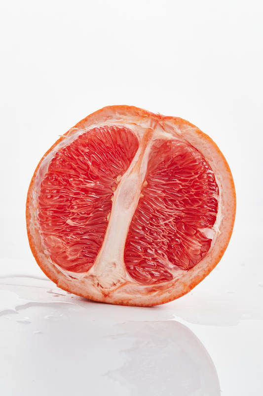 白色背景上摆放的新鲜血橙