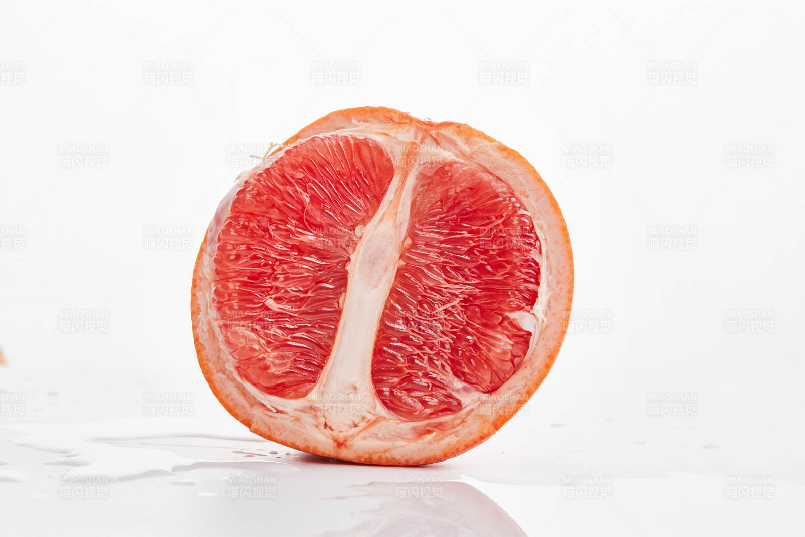 白色背景上摆放的新鲜血橙