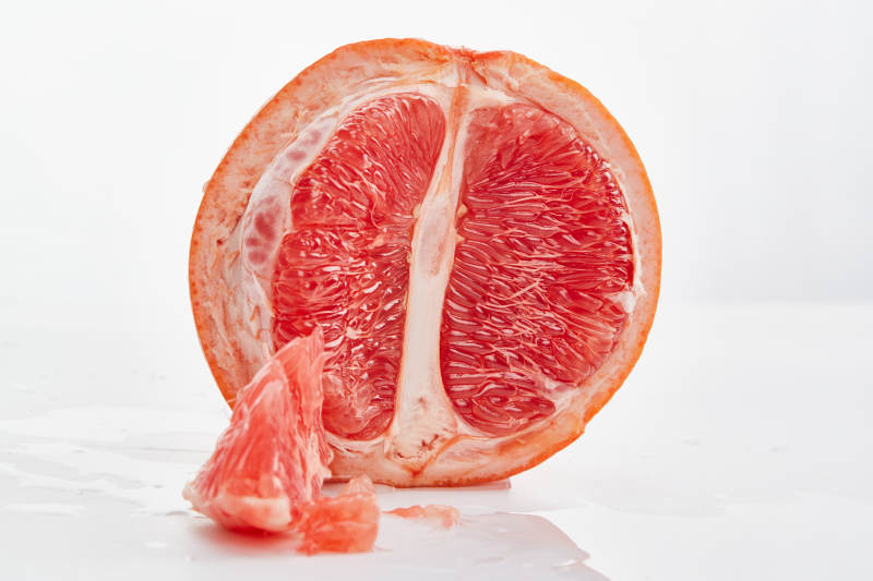 白色背景上摆放的新鲜血橙