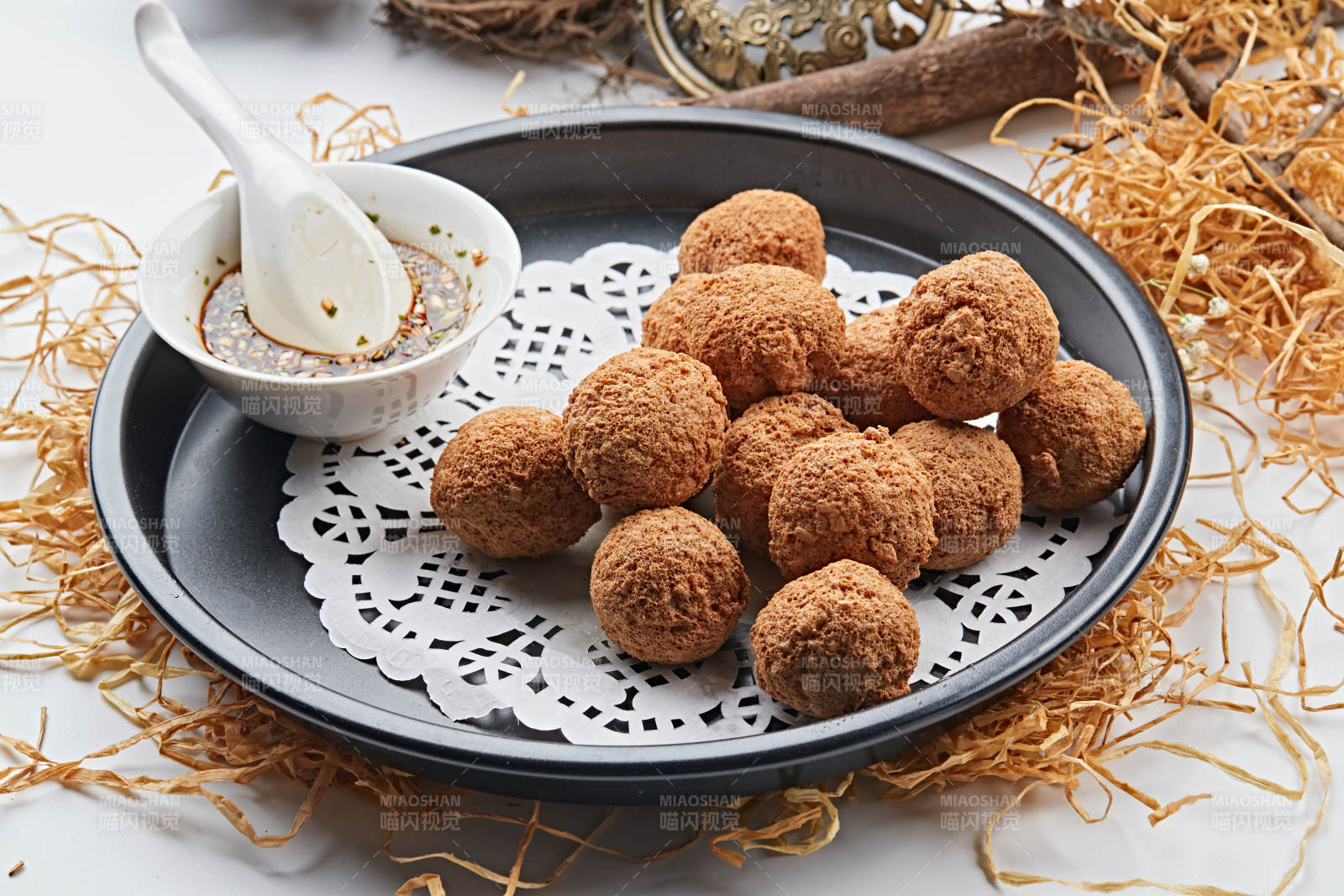 蘸汁油炸豆腐丸子