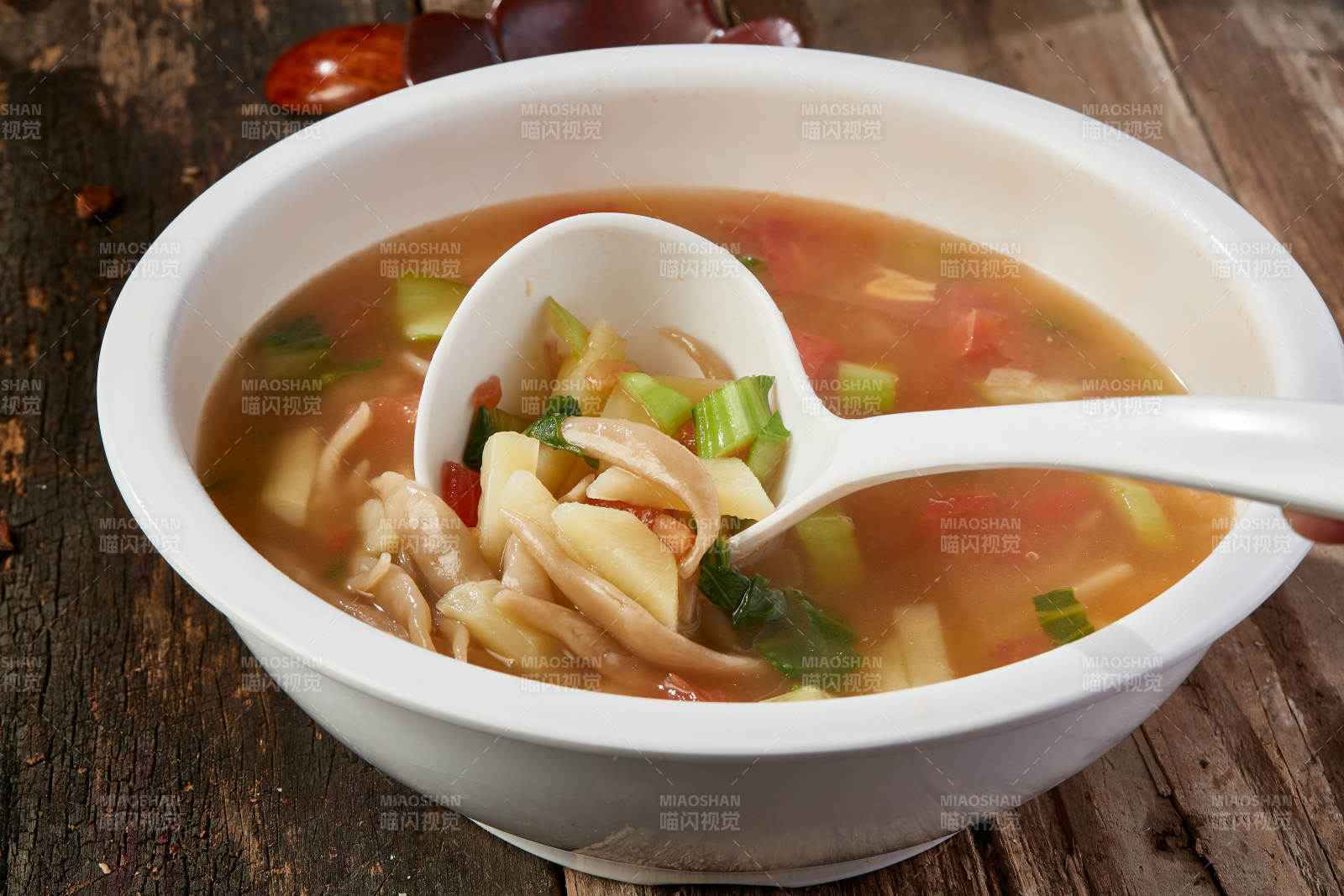 白色圆瓷盆装的酸菜土豆生下鱼