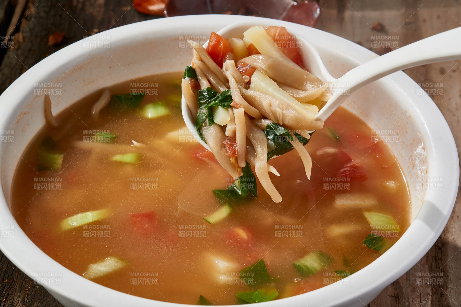 白色圆瓷盆装的酸菜土豆生下鱼