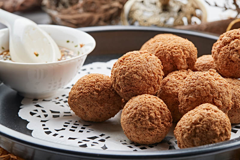 蘸汁油炸豆腐丸子