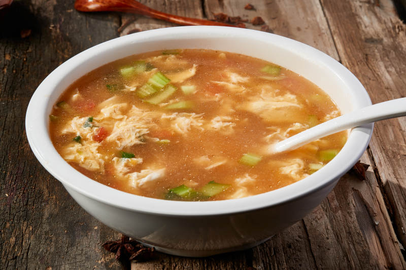 白色圆瓷盆装的酸菜土豆生下鱼