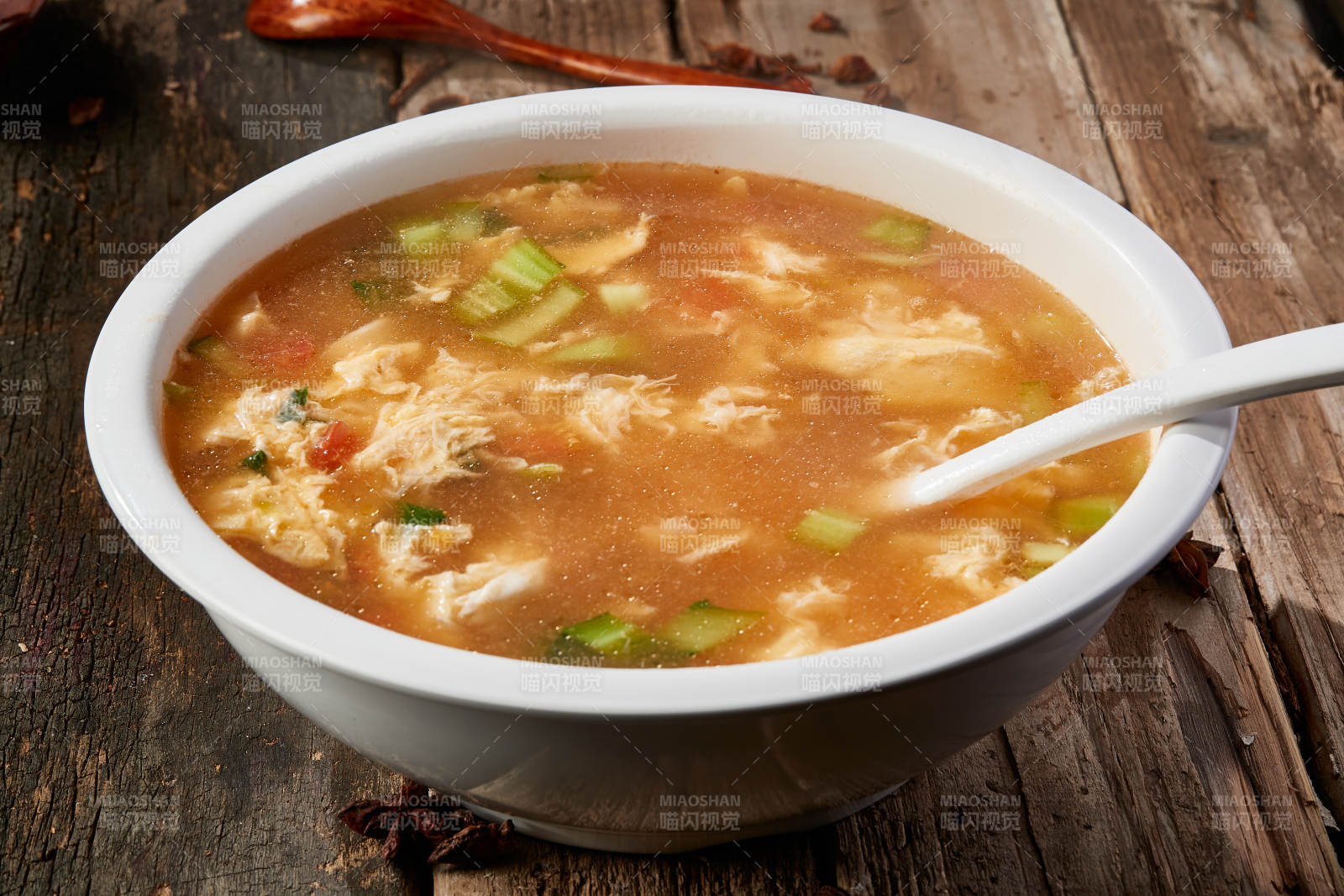 白色圆瓷盆装的酸菜土豆生下鱼