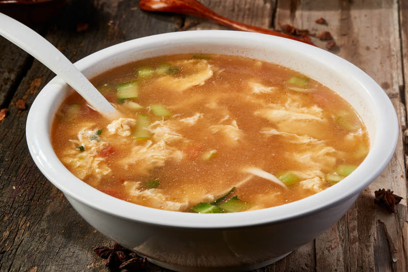 白色圆瓷盆装的酸菜土豆生下鱼