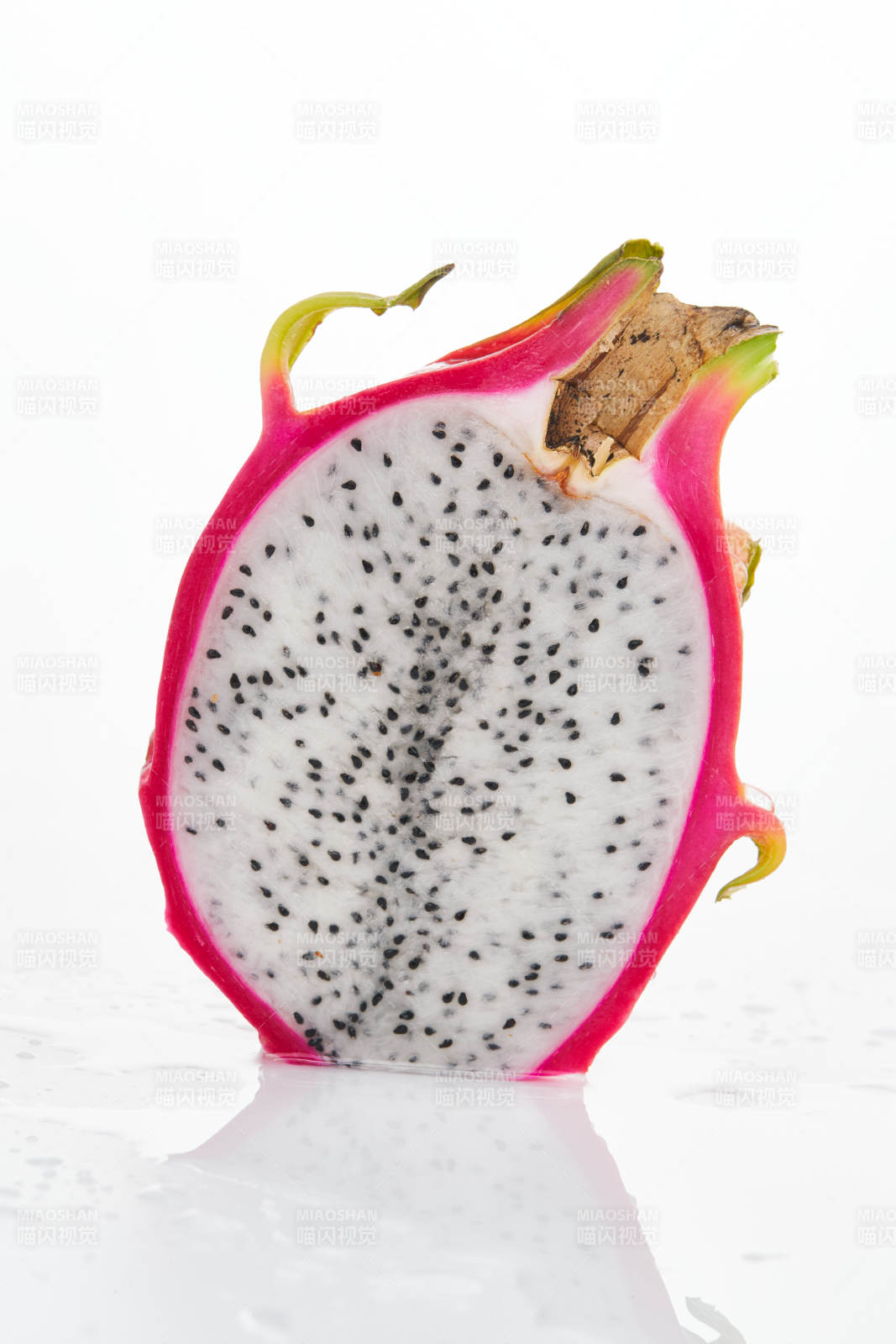 白色背景上摆放切开的新鲜火龙果