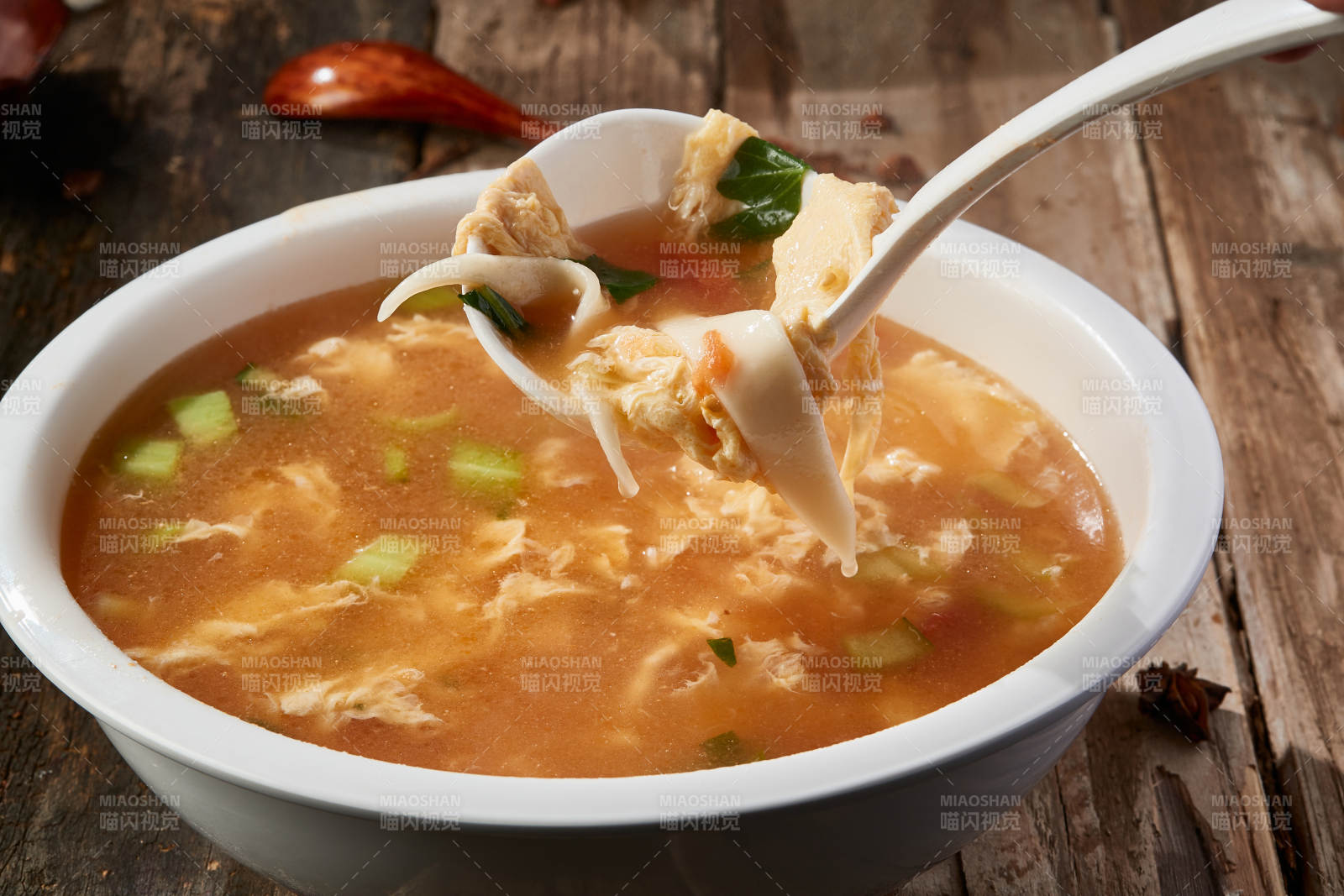 白色圆瓷盆装的酸菜土豆生下鱼