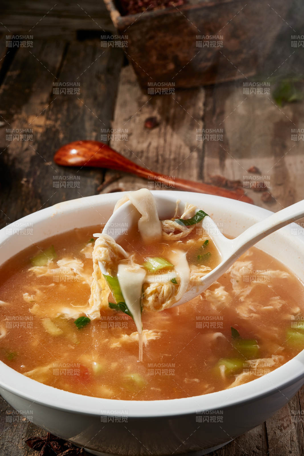 白色圆瓷盆装的酸菜土豆生下鱼