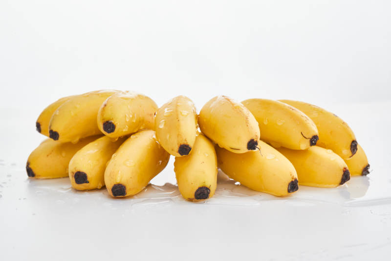 白色背景上摆放的新鲜香蕉