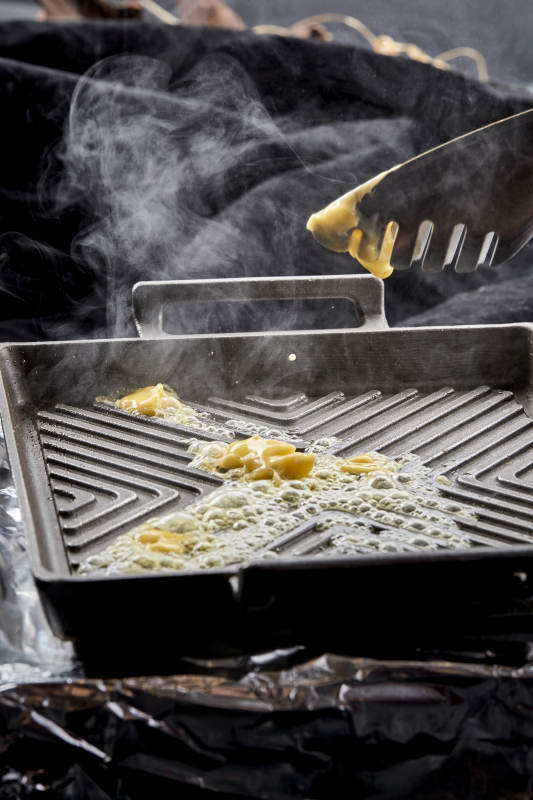 炙熱的鐵板上用黃油翻炒的洋蔥