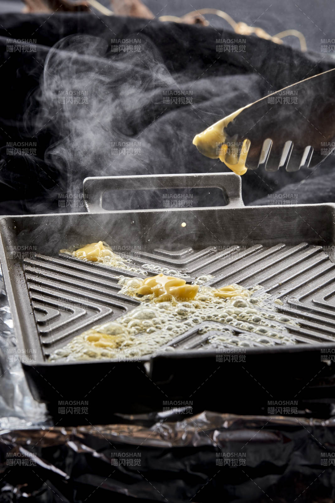 炙熱的鐵板上用黃油翻炒的洋蔥