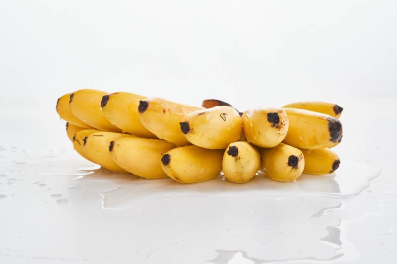 白色背景上摆放的新鲜香蕉