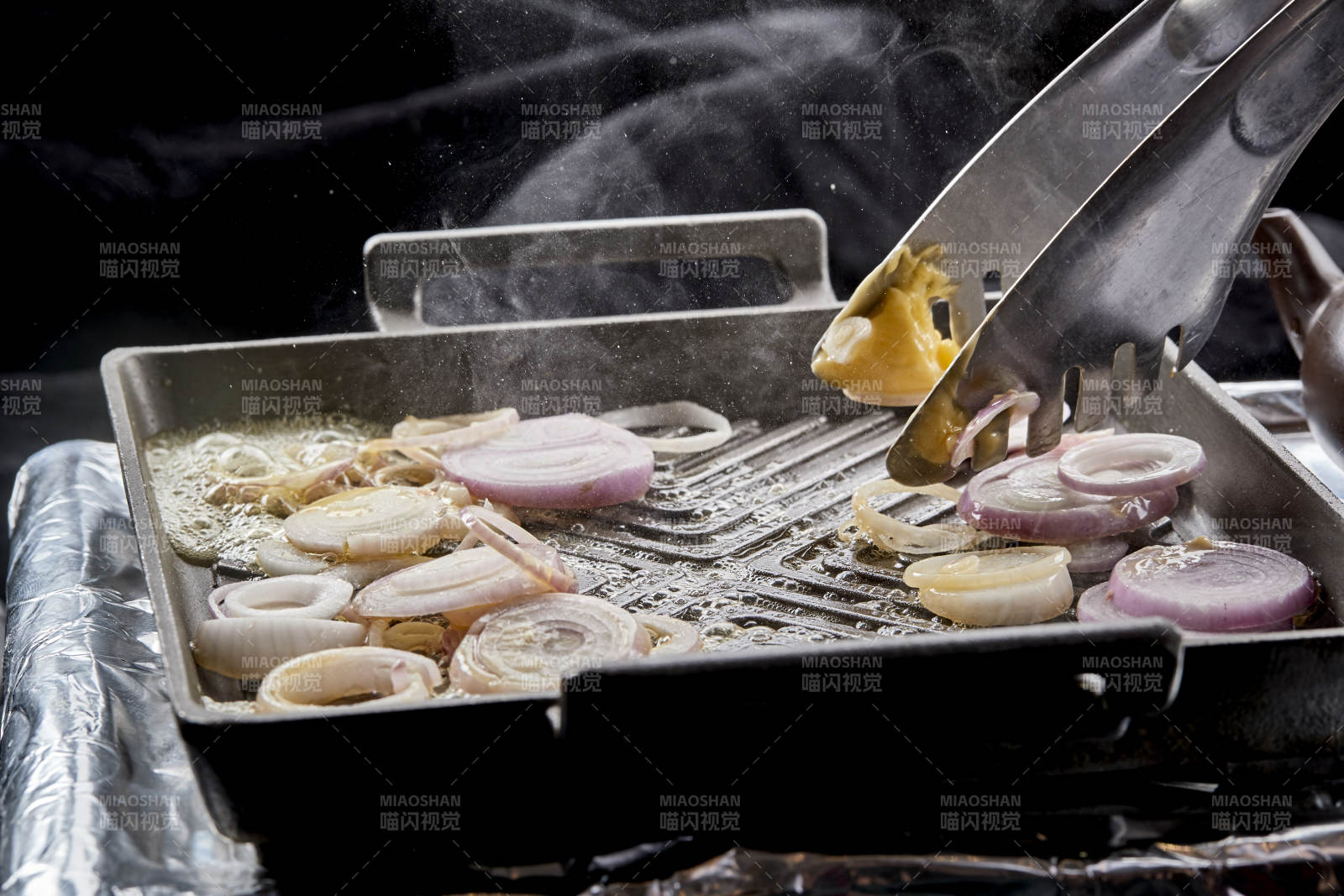 炙熱的鐵板上用黃油翻炒的洋蔥