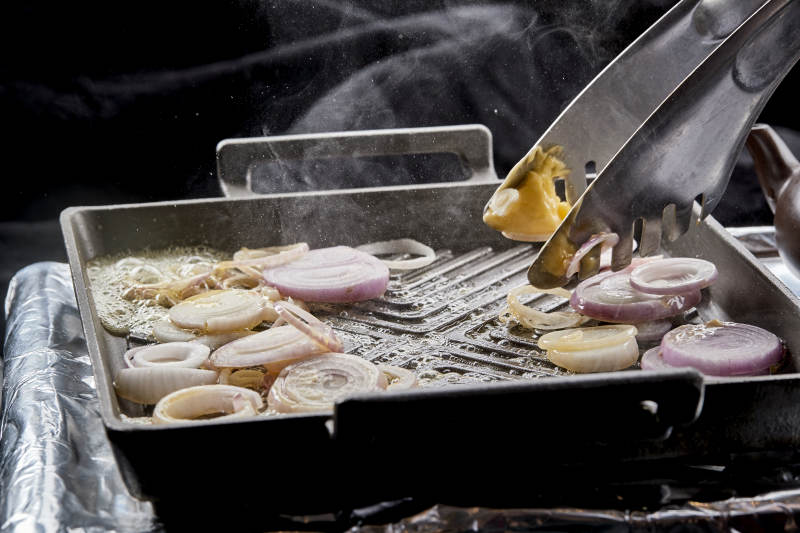 炙熱的鐵板上用黃油翻炒的洋蔥
