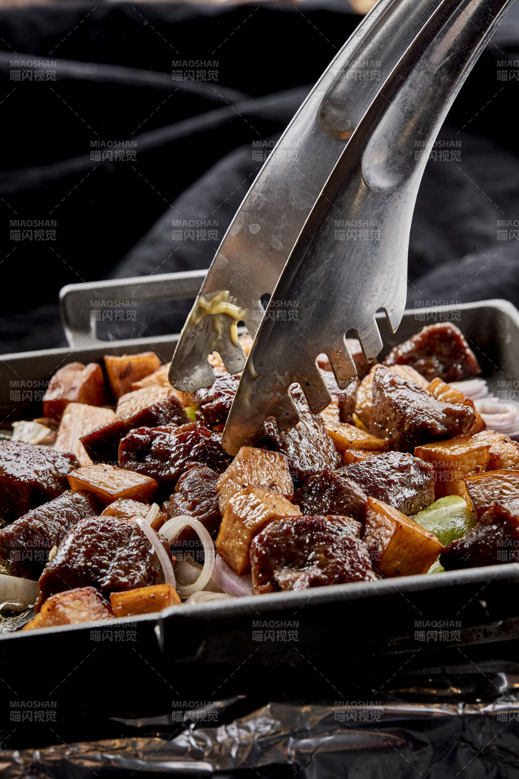 燃烧着火焰的铁板杏鲍菇牛仔粒