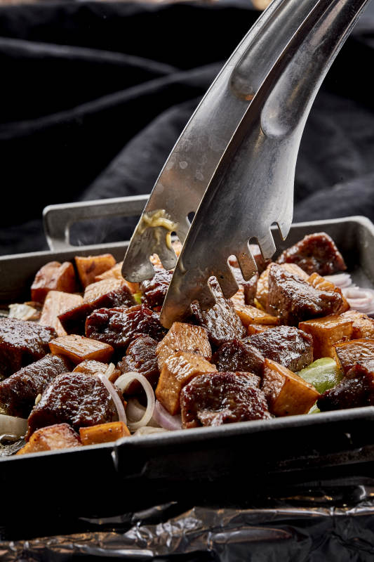 燃烧着火焰的铁板杏鲍菇牛仔粒