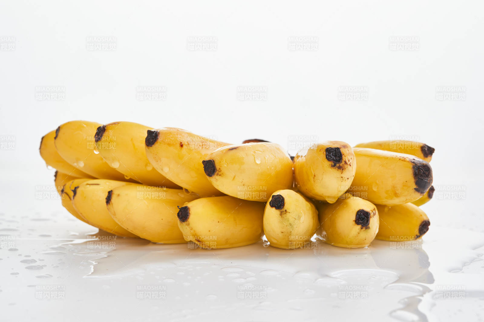 白色背景上摆放的新鲜香蕉