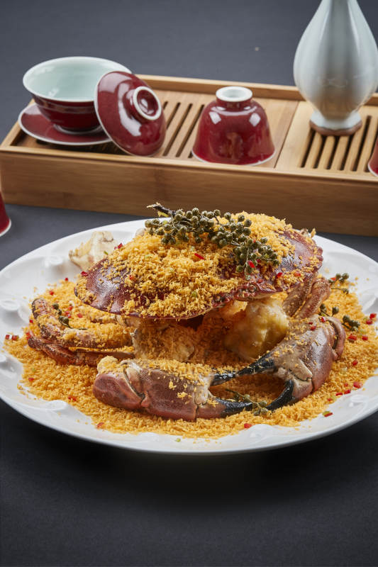 白色瓷盤裝的面包糠藤椒香炸面包蟹