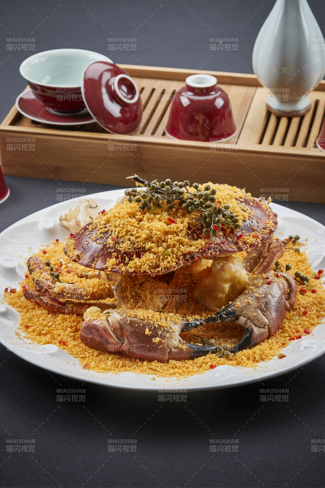 白色瓷盘装的面包糠藤椒香炸面包蟹