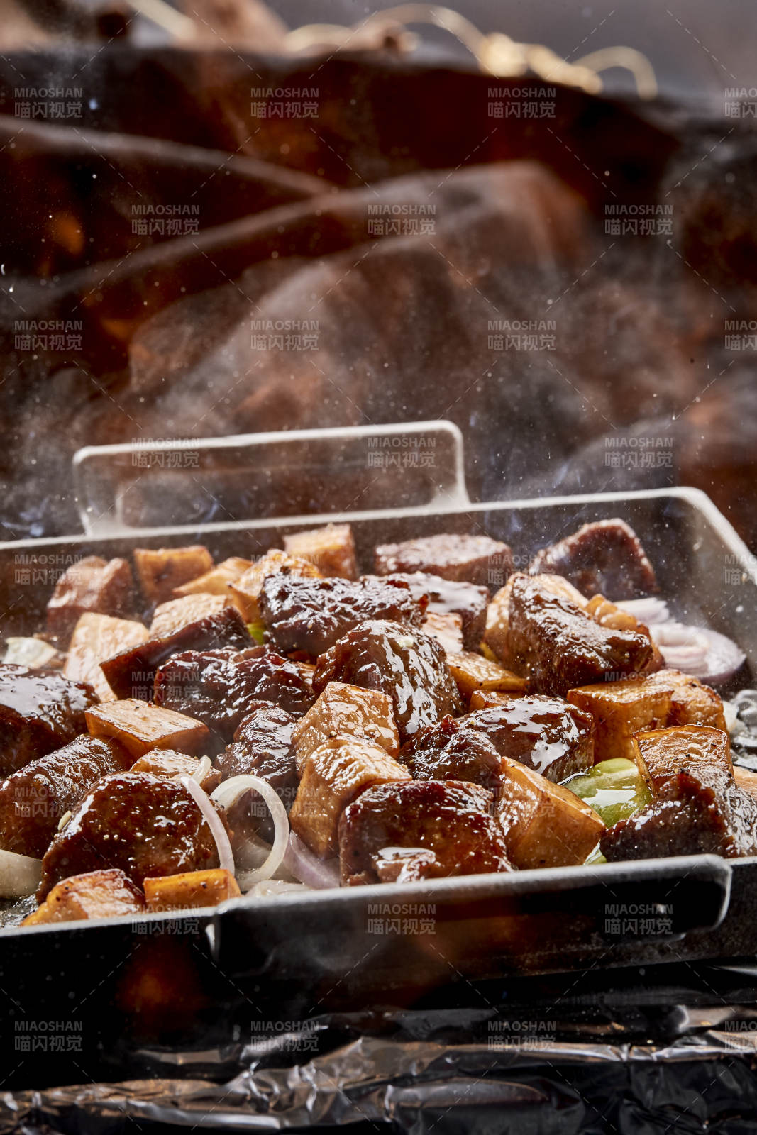 燃烧着火焰的铁板杏鲍菇牛仔粒