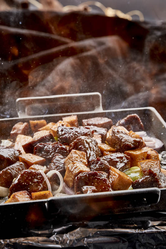 燃烧着火焰的铁板杏鲍菇牛仔粒