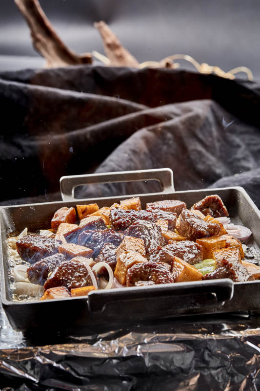 燃烧着火焰的铁板杏鲍菇牛仔粒