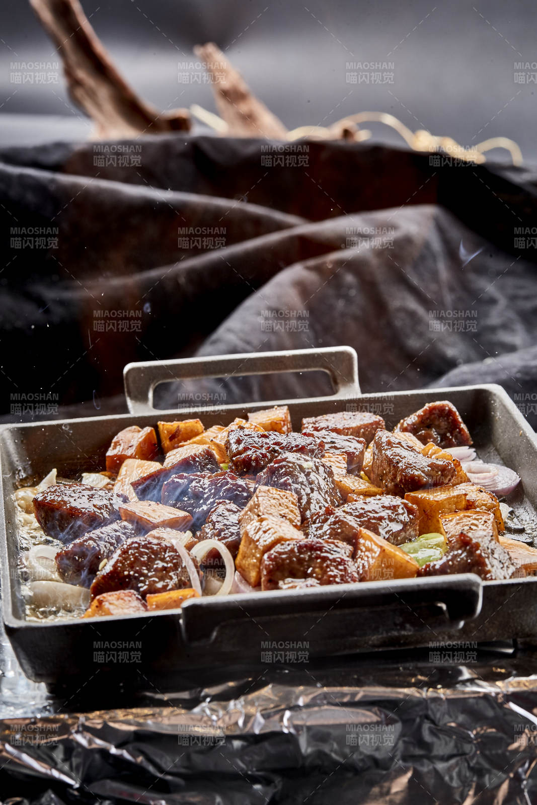 燃燒著火焰的鐵板杏鮑菇牛仔粒