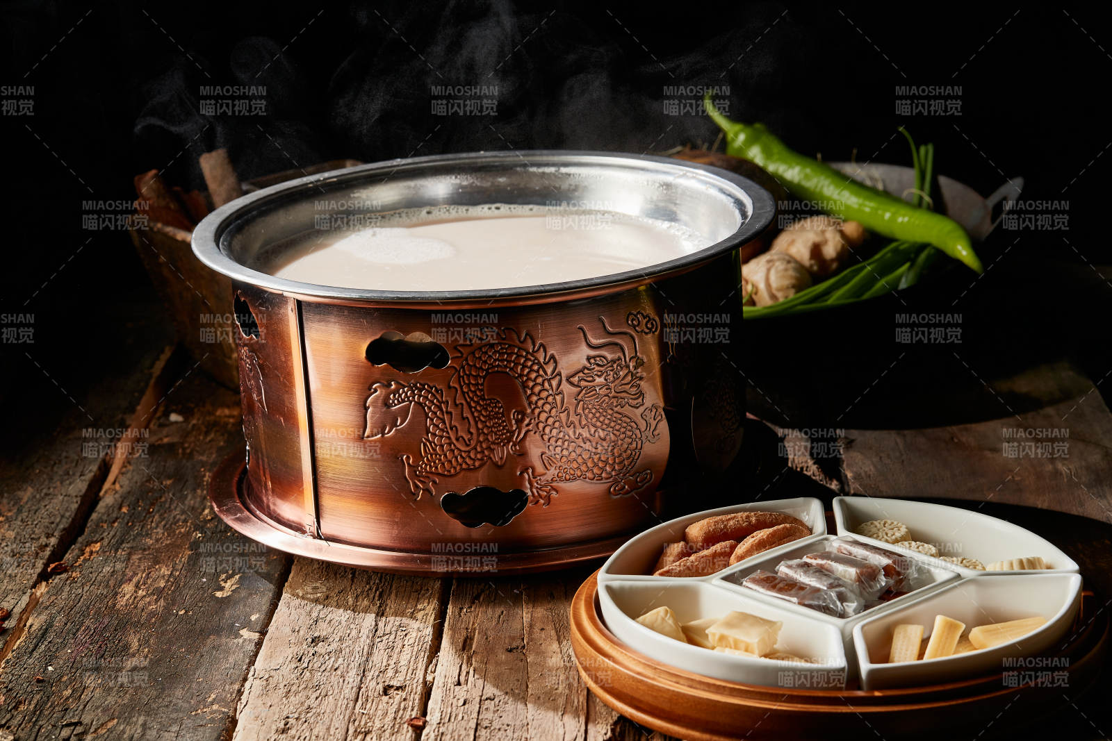 传统铜锅餐具装的蒙族炒米炖奶茶