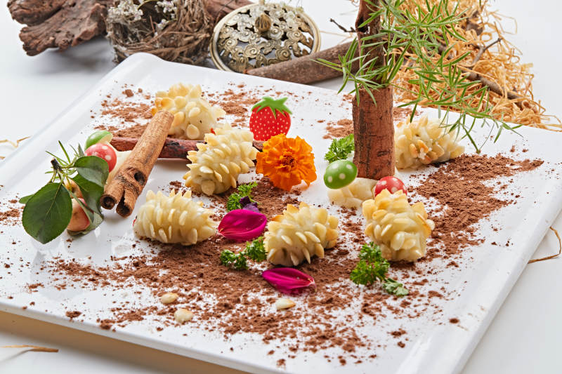 小刺猬造型的油炸杏仁豆沙糯米团