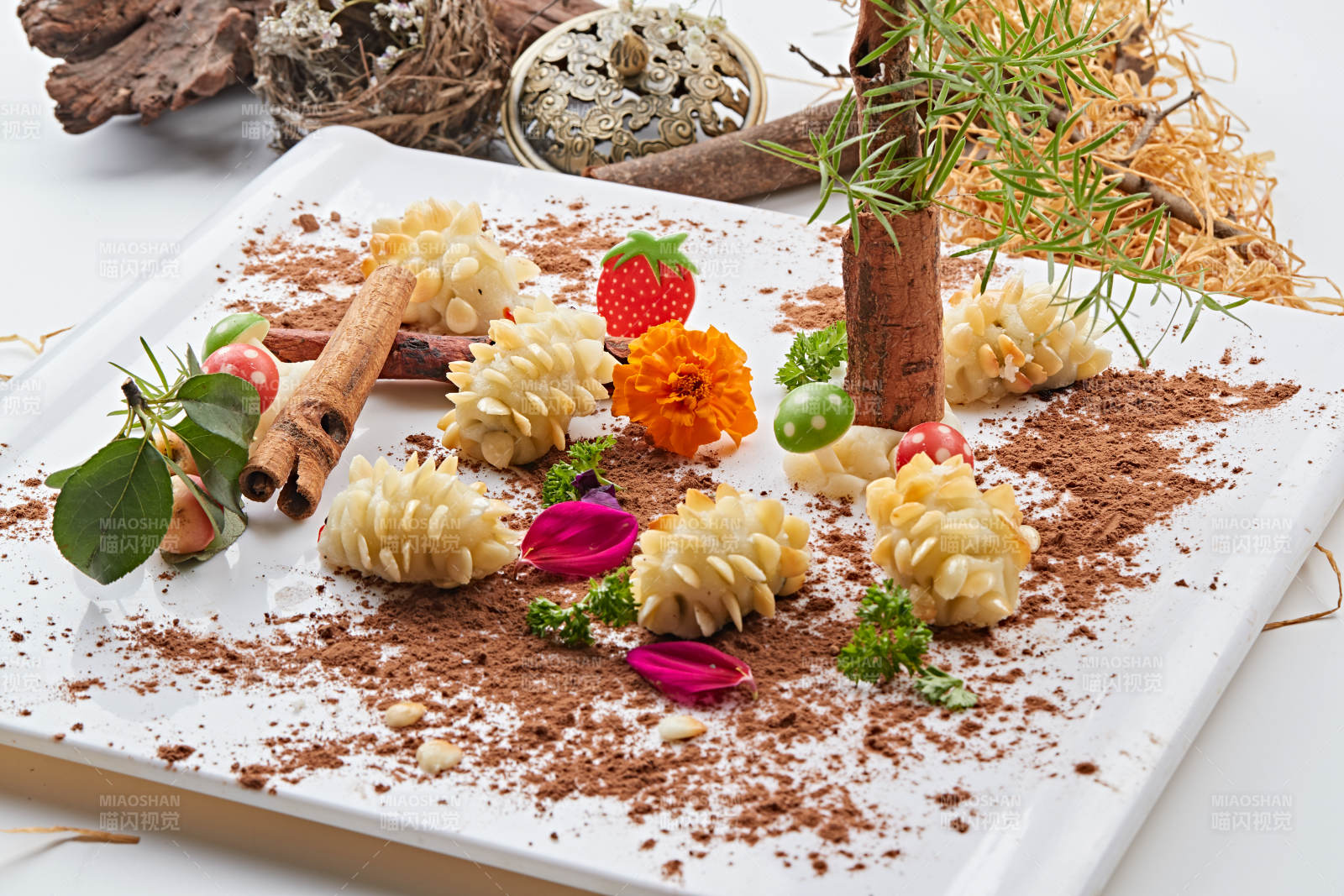 小刺猬造型的油炸杏仁豆沙糯米团