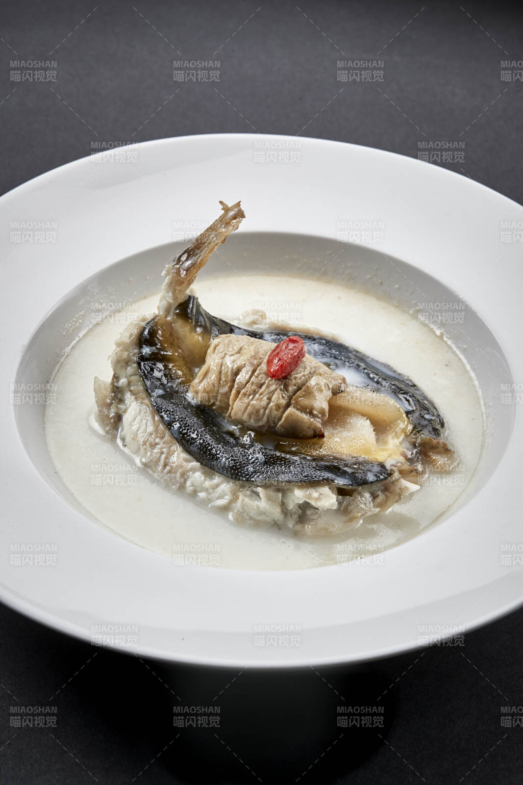 白色圆瓷盘装的时尚位菜奶汤炖小河豚