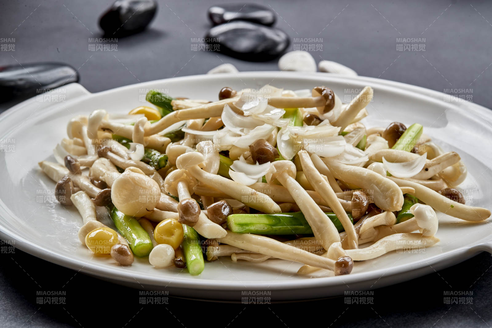 白色圓瓷盤裝的菜根百合銀信炒海鮮菇