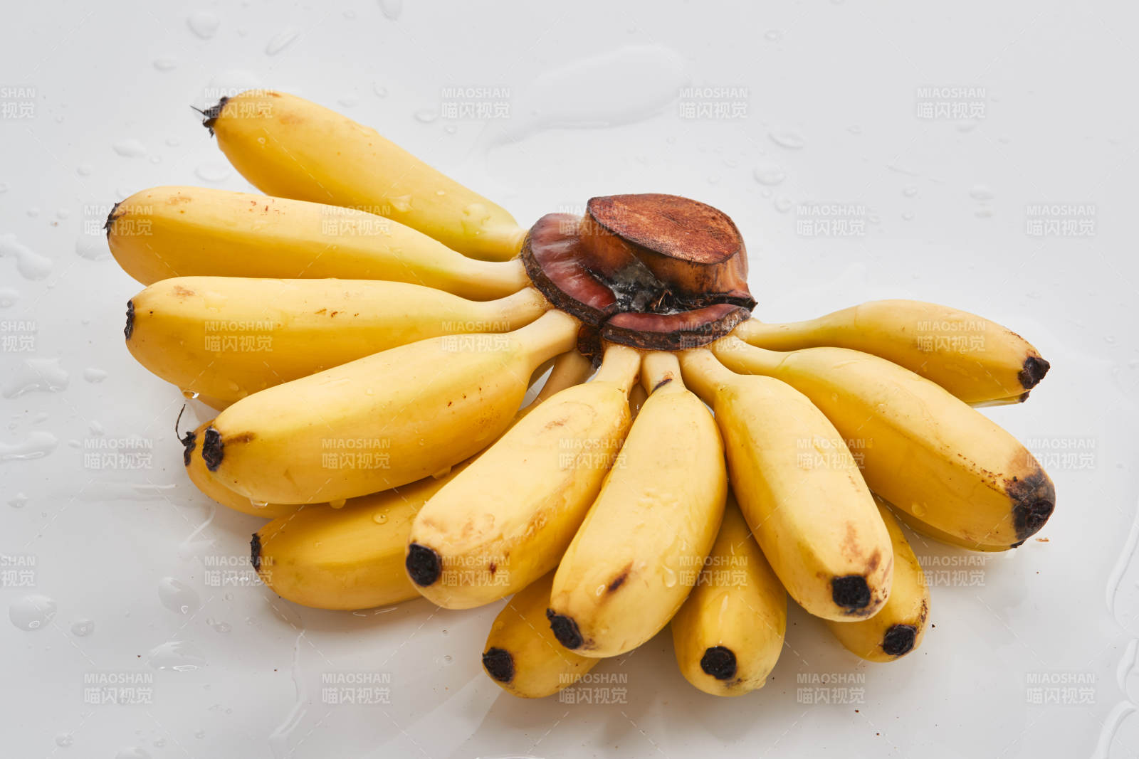 白色背景上摆放的新鲜香蕉