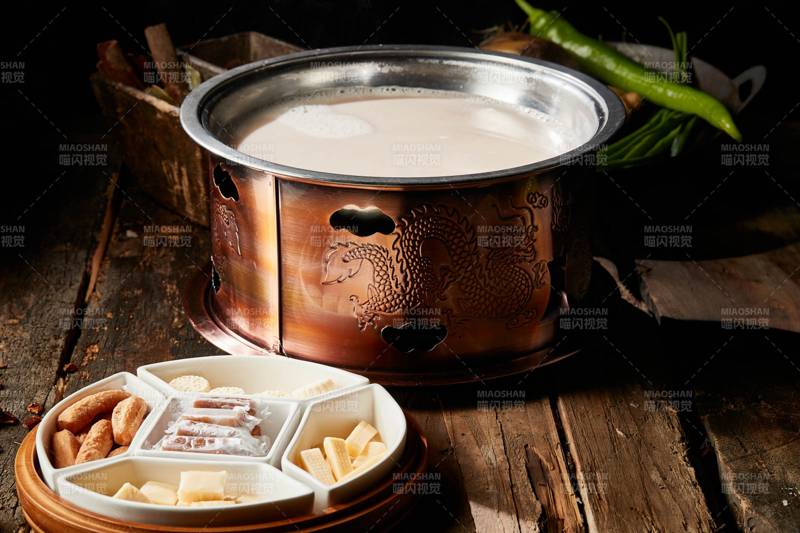 傳統銅鍋餐具裝的蒙族炒米燉奶茶