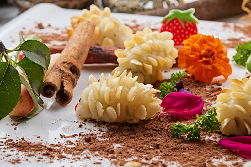 小刺猬造型的油炸杏仁豆沙糯米团