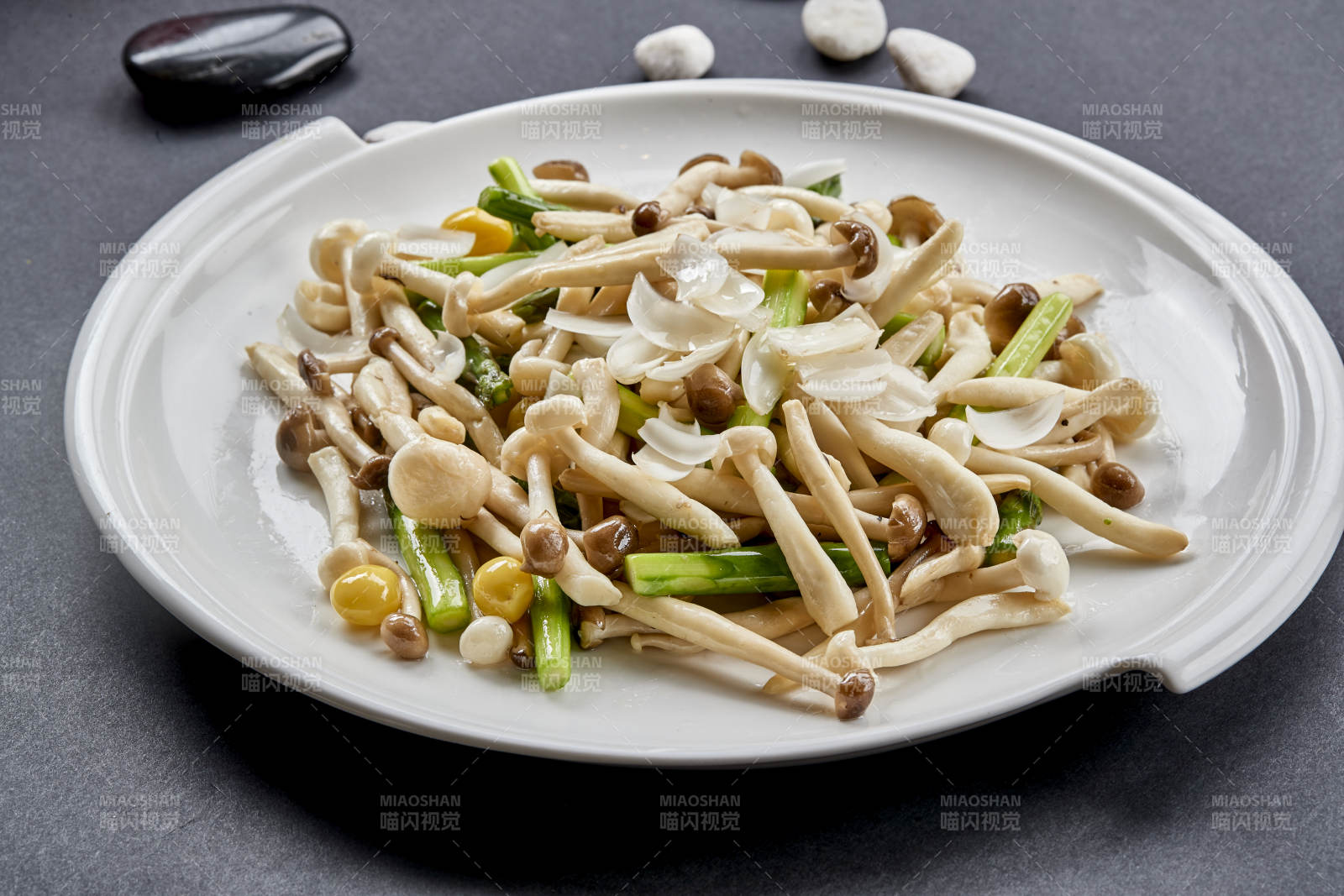 白色圓瓷盤裝的菜根百合銀信炒海鮮菇