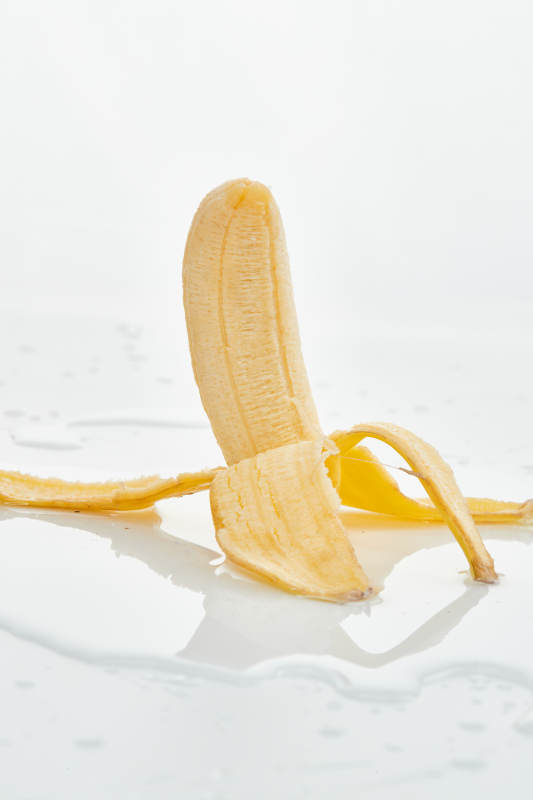 白色背景上摆放的新鲜香蕉