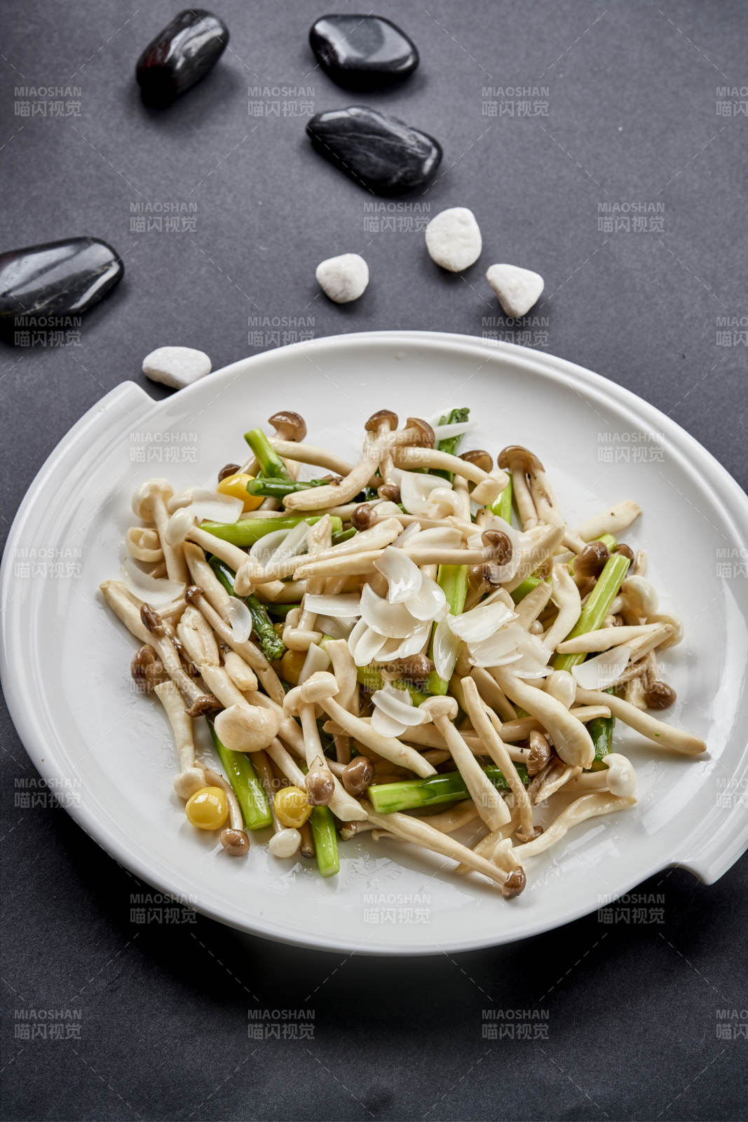 白色圓瓷盤裝的菜根百合銀信炒海鮮菇