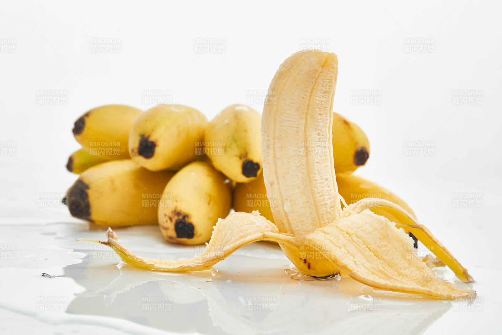 白色背景上摆放的新鲜香蕉