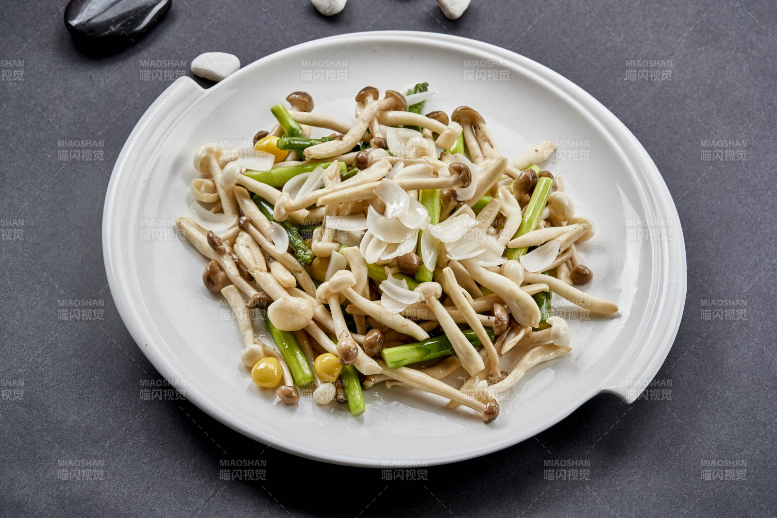 白色圆瓷盘装的菜根百合银信炒海鲜菇