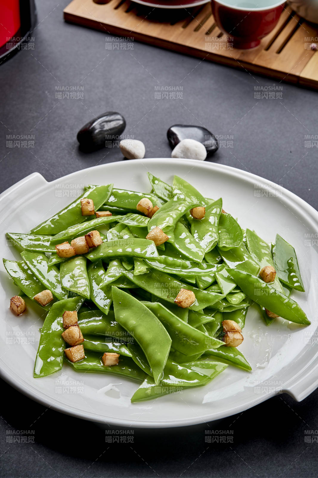 炙熱的鐵板上用黃油翻炒的洋蔥