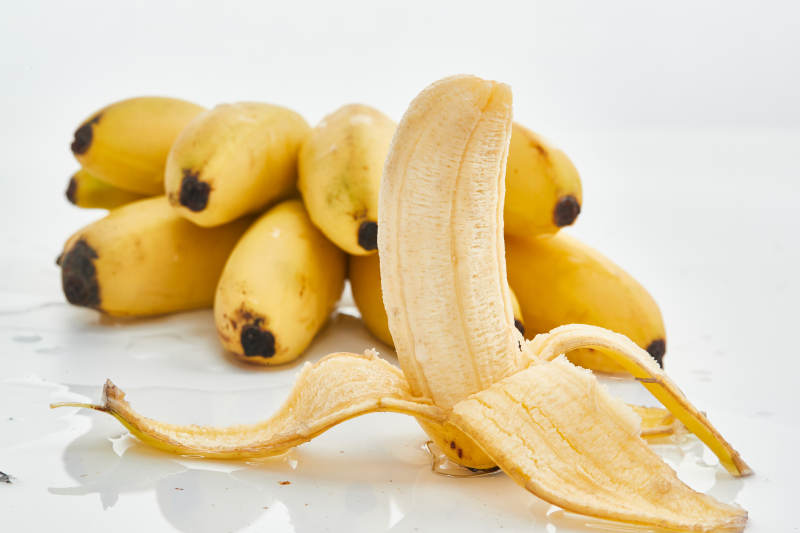 白色背景上摆放的新鲜香蕉