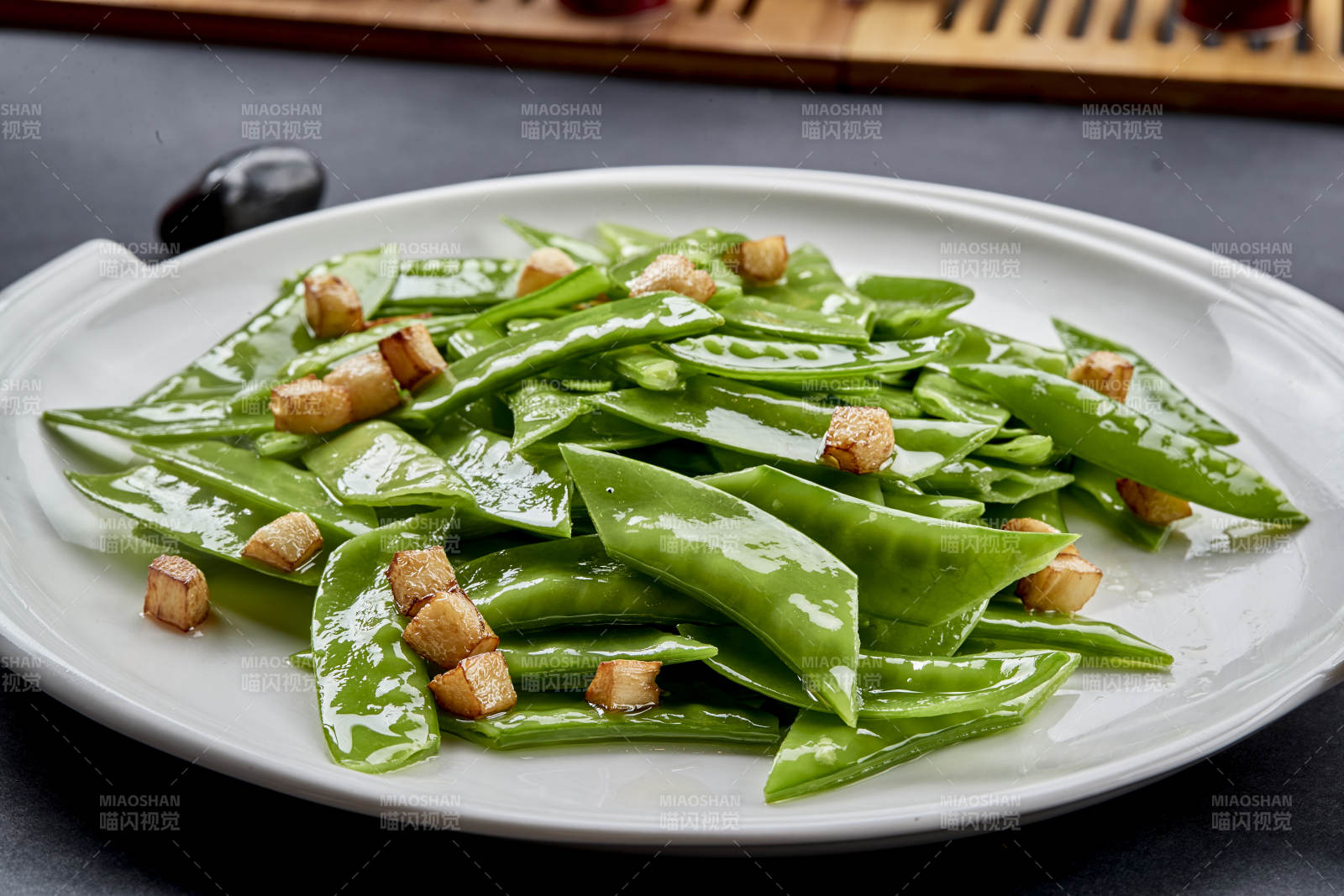 燃烧着火焰的铁板杏鲍菇牛仔粒