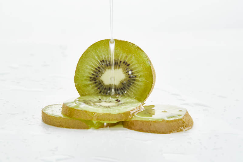 白色背景上摆放的水润猕猴桃切片